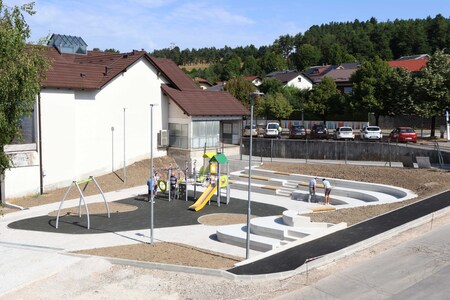 OGLED NOVEGA OTROŠKEGA IGRIŠČA NA RAKEKU 05 FOTO LJUBO VUKELIČ